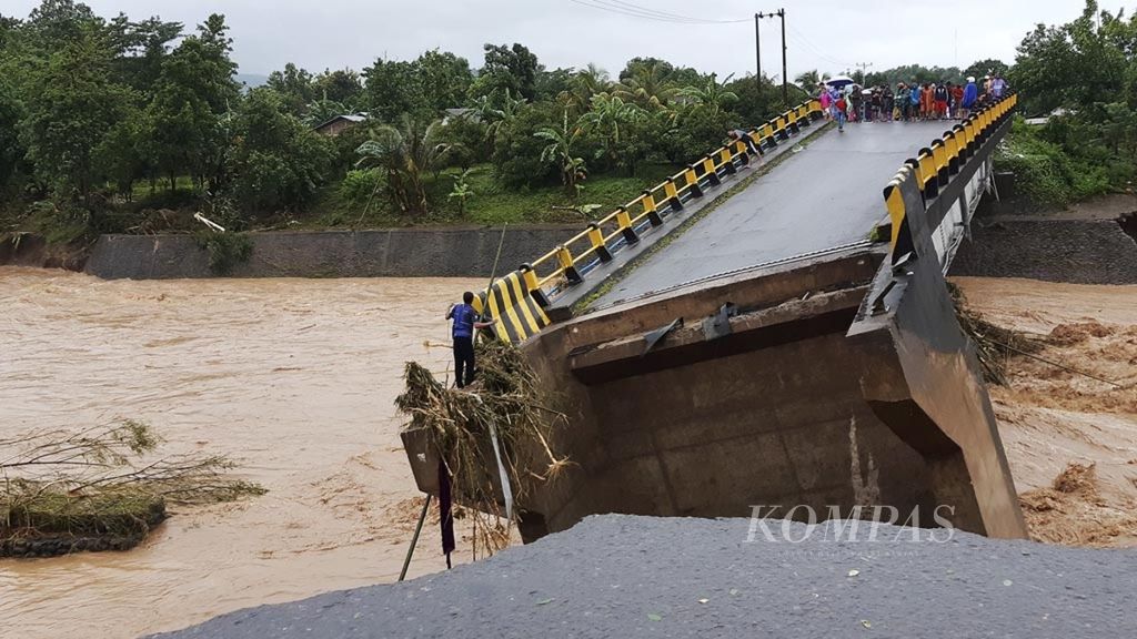 Jembatan Je'ne Lata di Kecamatan Manuju, Kabupaten Gowa, Sulsel, putus akibat luapan Sungai Je'ne Lata, 21 Januari 2019.