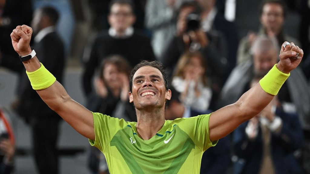 Petenis Spanyol, Rafael Nadal, merayakan kemenangannya atas petenis nomor satu dunia asal Serbia, Novak Djokovic, seusai laga perempat final Grand Slam Perancis Terbuka di Lapangan Philippe-Chatrier, Roland-Garros, Paris, Rabu (1/6/2022). Nadal mengalahkan Djokovic dan lolos ke semifinal untuk ke-15 kali.
