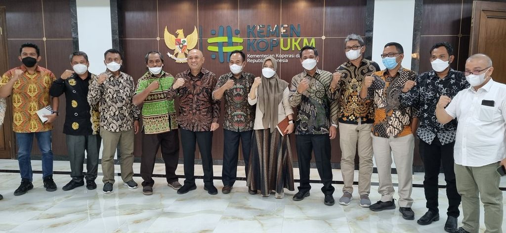 Sejumlah pengurus koperasi kelapa sawit seusai audiensi dengan Menteri Koperasi dan UKM Teten Masduki di Kementerian Koperasi dan UKM, Jakarta, Selasa (24/5/2022). Mereka akan memulai pendirian pabrik mini CPO rintisan yang menghasilkan minyak sawit merah. 