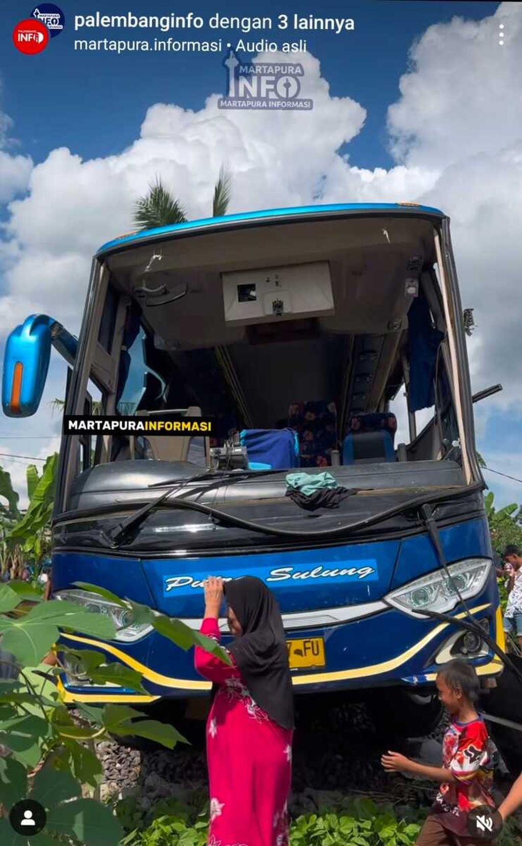 Tangkapan layar bus Putra Sulung rute Belitang-Jakarta tertabrak Kereta Api Rajabasa rute Tanjungkarang, Lampung-Kertapati Palembang, Sumatera Selatan, di pelintasan sebidang di Martapura, Minggu (21/4/2024).