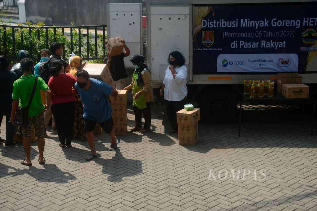 Warga dan pedagang membeli minyak goreng saat distribusi dan operasi pasar di Pasar Bulu, Kota Semarang, Jawa Tengah, Rabu (16/3/2022). Kelangkaan minyak goreng ini memicu kenaikan harga dan potensi penimbunan yang dilakukan berbagai kalangan.  