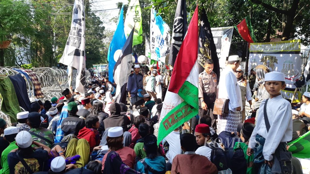Massa kelompok pendukung Bahar bin Smith di PN Bandung Jabar 
