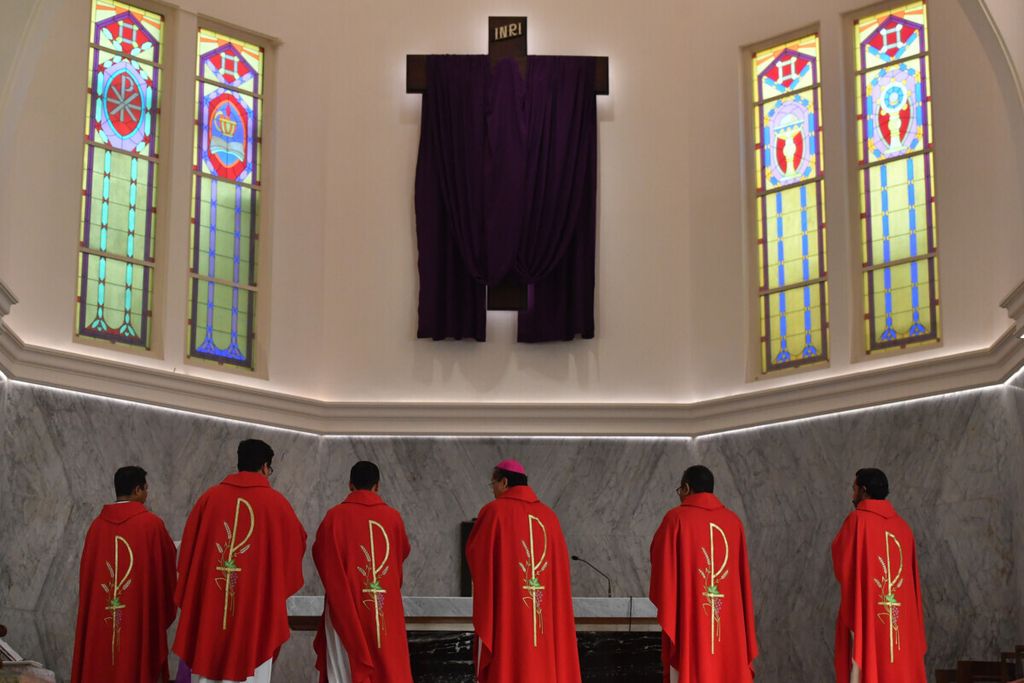 Bishop of Surabaya, Monsignor Vincentius Sutikno Wisaksono (center), along with several priests ascended the altar during the Good Friday service at the Surabaya Cathedral, East Java, on Friday (10/4/2020). The service to commemorate the suffering and death of Jesus was broadcasted live through the network so that Catholic congregants can worship from their respective houses in order to prevent the spread of Covid-19.