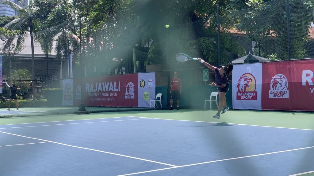 Penampilan petenis DKI Jakarta, Fitriana Sabrina, dalam turnamen Rajawali Open 2022 di lapangan tenis Hotel Sultan, Jakarta, Kamis (1/12/2022). Fitriana, yang merupakan unggulan pertama, menang dua set langsung, 6-0, 6-0, atas Monica.