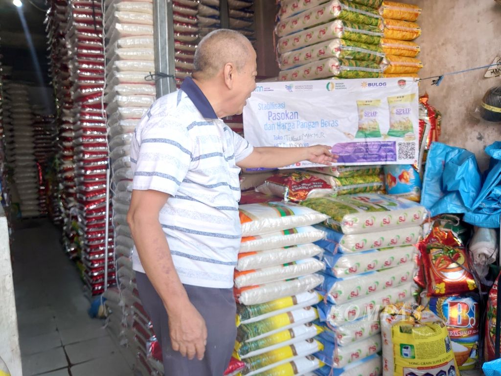 Suasana di Toko Beras Tugu Makmur di Pasar Tugu, Kota Bandar Lampung,  Senin (11/9/2023). Sejak harga beras naik, masyarakat banyak mencari beras Bulog. 