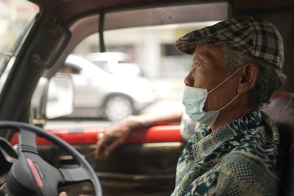 Ahmad Sabarna (65) saat ditemui sedang menunggu penumpang di Terminal Kebon Kalapa, Bandung, Senin (7/3/2022) siang. Sejak kemunculan angkutan daring dan dimulainya pandemi, penghasilannya berkurang drastis, dari sekitar Rp 100.000 per hari menjadi hanya Rp 10.000-Rp 20.000 per hari.