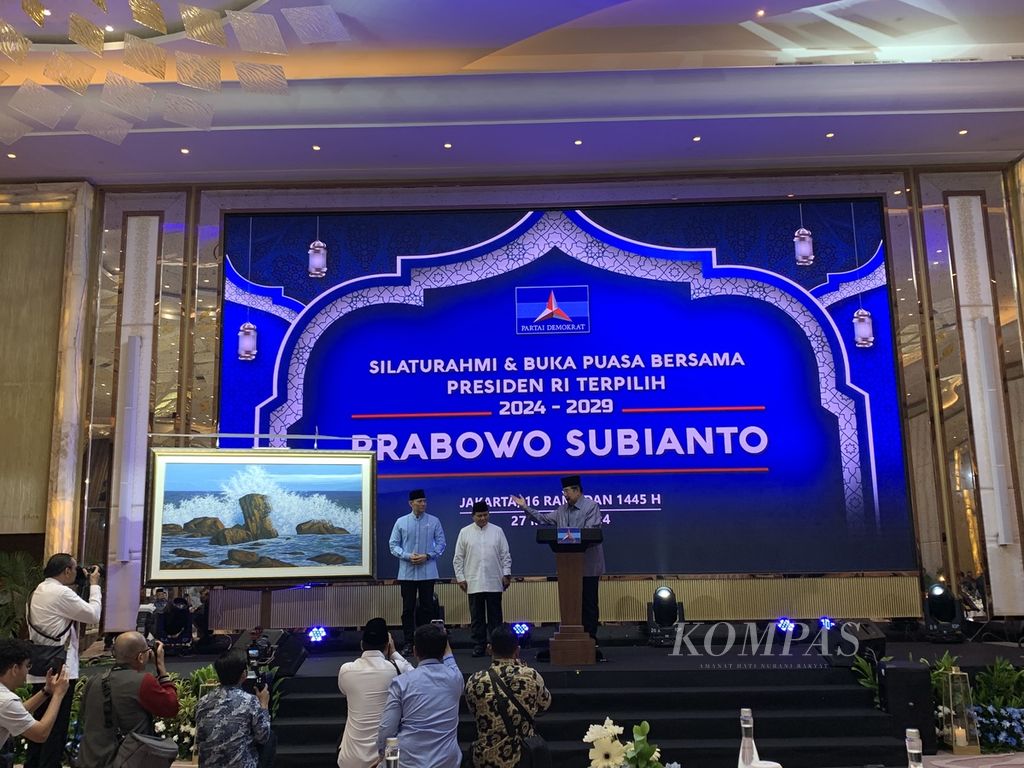 Ketua Majelis Tinggi Partai Demokrat Susilo Bambang Yudhoyono memberikan lukisan kepada capres Prabowo Subianto, dalam acara silaturahmi dan buka bersama Prabowo dan kader Demokrat, di Jakarta, Rabu (27/3/2024).  
