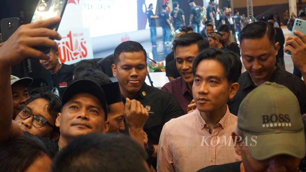 Wakil presiden terpilih, Gibran Rakabuming Raka, berfoto bersama sukarelawan pendukung ayahnya bernama Alap-alap Jokowi dalam musyawarah nasional kelompok tersebut, di Kabupaten Karanganyar, Jawa Tengah, Sabtu (27/7/2024). Acara itu dihadiri sang ayah, Presiden Jokowi.