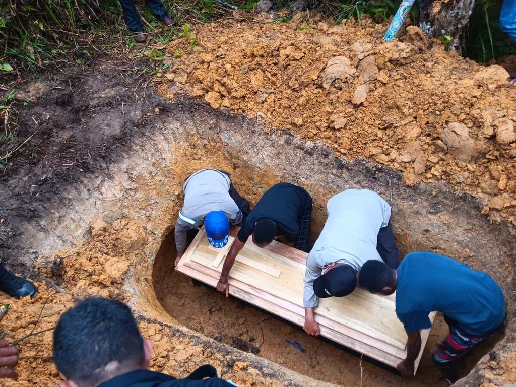 Pemakaman korban kekerasan dalam rumah tangga oleh oknum polisi di Kabupaten Pegunungan Bintang, Papua Pegunungan, Selasa (5/3/2023).