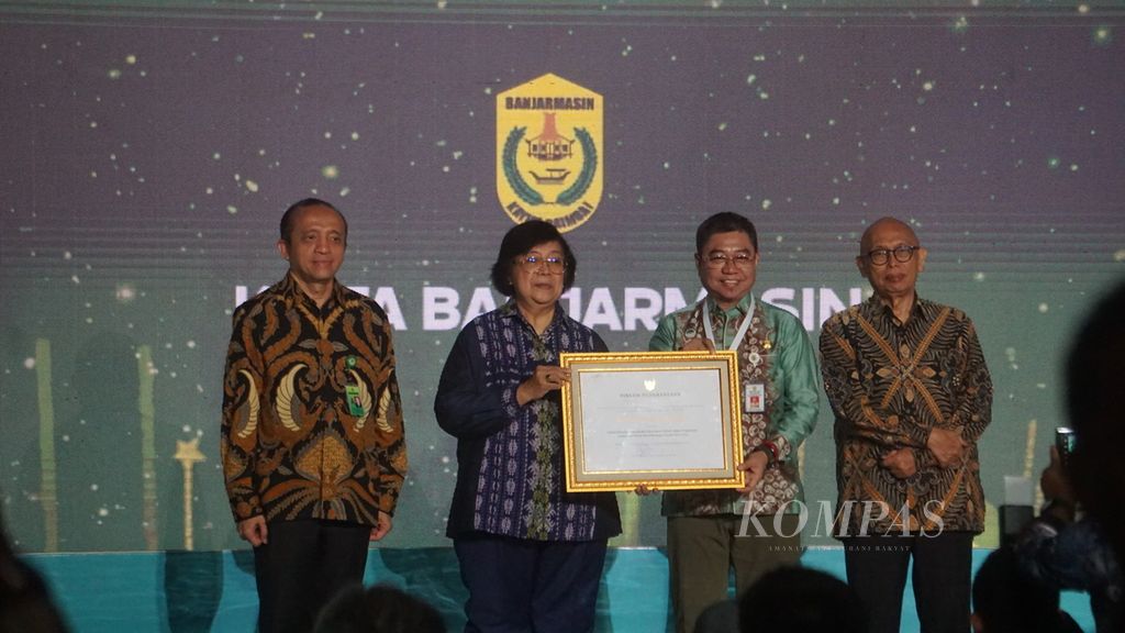 Pemerintah Kota Banjarmasin merupakan salah satu penerima penghargaan Green Leadership Nirwasita Tantra 2022 di Gedung Manggala Wana Bakti, kompleks Kementerian Lingkungan Hidup dan Kehutanan, Selasa (29/8/2023).