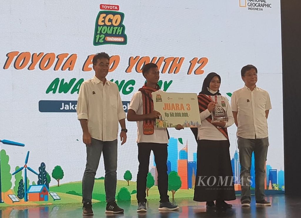 Muhammad Saifullah dan Cascya Nadifa, siswa SMA Negeri Seribu Bukit, Gayo Lues, Aceh mewakili sekolah menerima hadiah pada lomba inovasi Toyota Eco Youth atau TEY ke 12 yang diumumkan Oktober 2022 lalu di Jakarta.