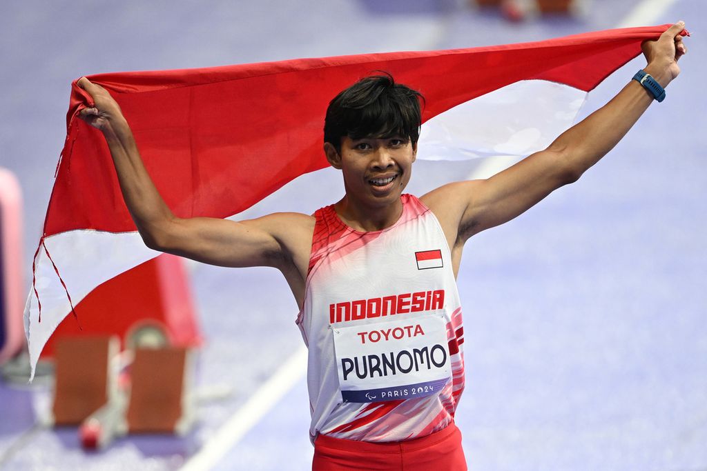 Pelari Indonesia, Saptoyogo Purnomo, melakukan selebrasi dalam pertandingan final nomor 100 meter putra T37 Paralimpiade Paris di Stade de France, Saint Denis, Perancis, Jumat (30/8/2024). Saptoyogo juga memecahkan rekor Asia setelah berhasil finis di urutan kedua dengan catatan waktu 11,26 detik.