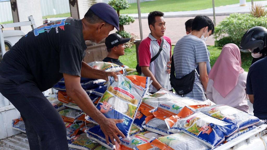 Petugas menyiapkan beras premium Bulog dalam kegiatan operasi pasar beras bersubsidi di Banjarmasin, Kalimantan Selatan, Kamis (22/12/2022).