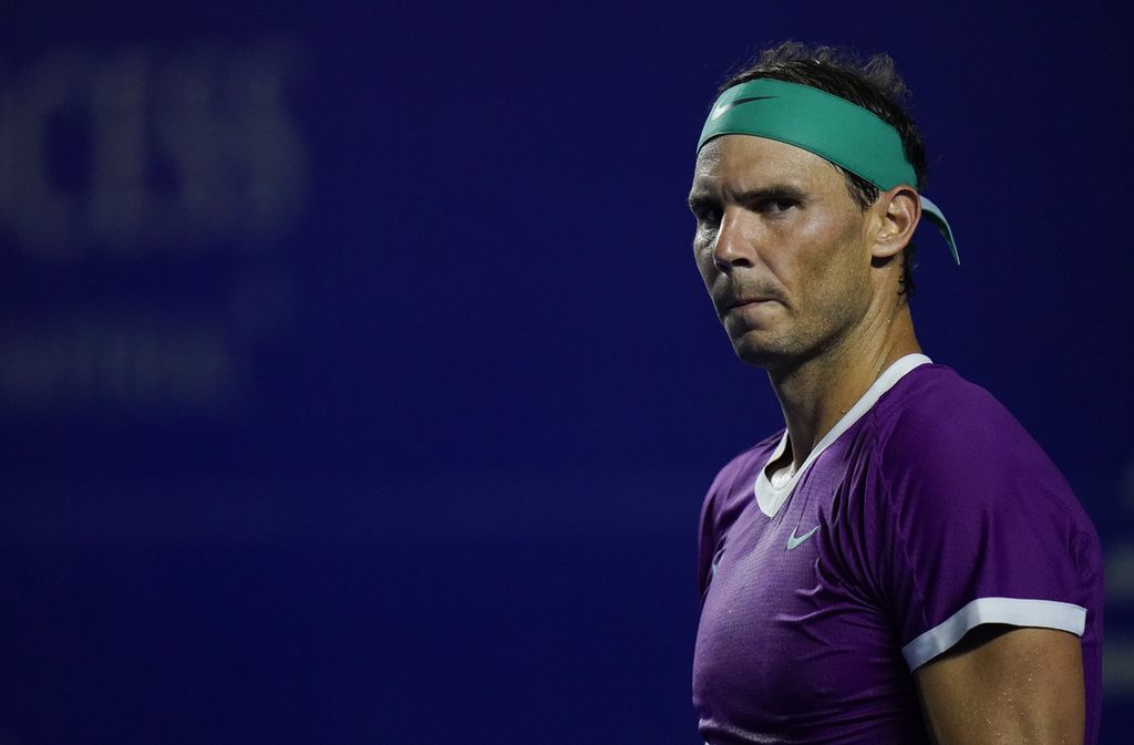 Reaksi petenis Spanyol Rafael Nadal saat melawan Stefan Kozlov (Amerika Serikat) pada laga babak kedua turnamen tenis ATP 500 Acapulco, di Acapulco, Meksiko, Rabu (23/2/2022). Hasil ini menjadi kemenangan ke-12 beruntun Nadal pada awal musim ini.