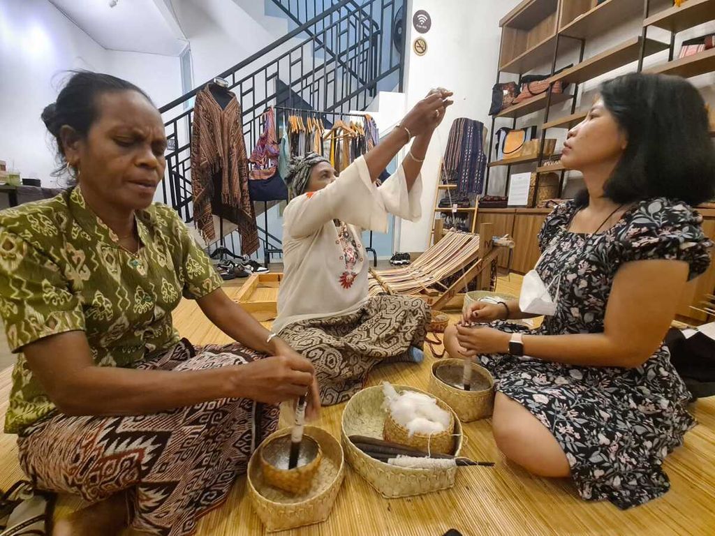 Para perempuan perajin tenun dari NTT hadir dalam kegiatan Meet the Makers Indonesia (MTM) di Parara Indonesian Ethical Store, Jalan Kemang Timur Raya. Kegiatan yang dimulai sejak Jumat (18/11/2022) hingga Minggu (20/11/2022) ini menjadi forum berbagi pengetahuan, cerita kearifan lokal, dan perjuangan perajin.