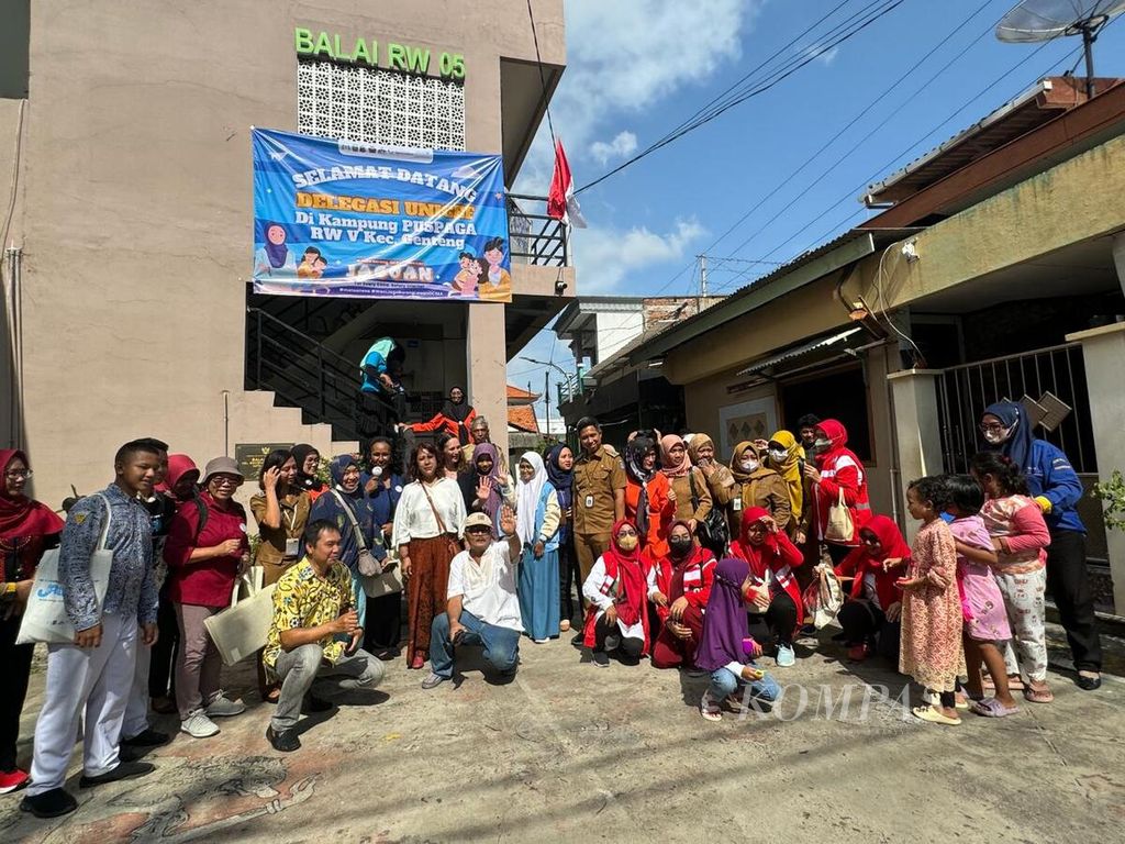  Tim CFCI Unicef menemui puluhan ibu di Kampung Puspaga di Balai RW 05 Kecamatan Genteng, Surabaya. Selain menyapa anak-anak di Balai RW 05, selama sekitar satu jam berdialog dengan ibu-ibu sukarelawan dan fasilitator masyarakat di Puspaga RW 05, Selasa (26/3/2024).
