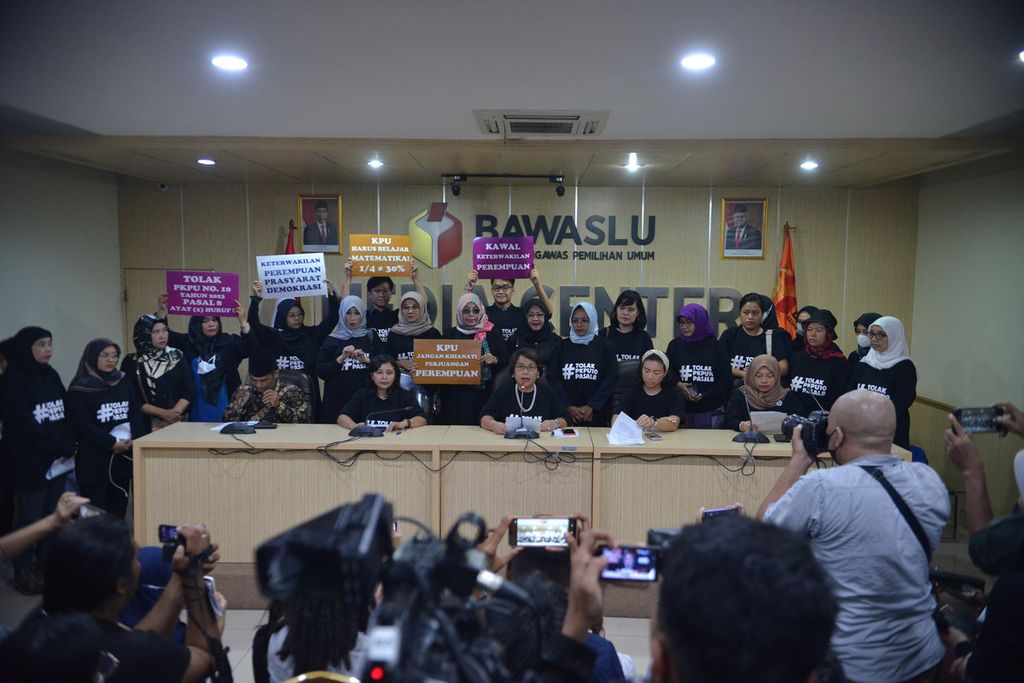 Perwakilan Institut Perempuan, Valentina Sagala (ketiga dari kiri), memberikan pernyataan sikap mengenai penolakan Peraturan Komisi Pemilihan Umum (PKPU) Nomor 10 Pasal 8 didampingi para peserta aksi di kompleks Badan Pengawas Pemilu (Bawaslu), Jakarta Pusat, Senin (8/4/2023). 