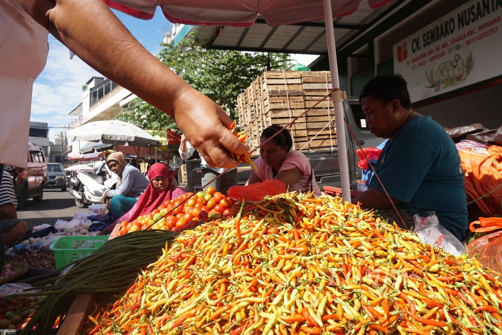 Warga membeli cabai rawit, Rabu (6/7/2022), di Pasar Bersehati, Manado, Sulawesi Utara. Selama sepekan terakhir, harga cabai rawit mencapai Rp 100.000 per kilogram karena kurangnya pasokan, tetapi telah menurun ke kisaran Rp 70.000 per kg.