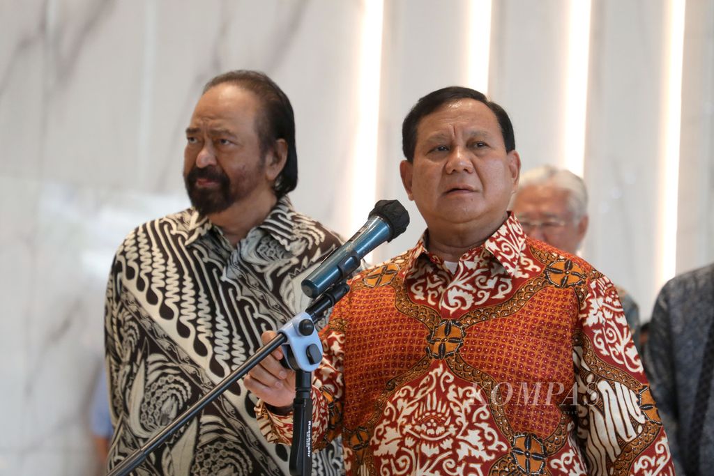 Ketua Partai Nasdem Surya Paloh (kiri) dan Ketua Partai Gerindra Prabowo Subianto memberikan keterangan kepada wartawan seusai pertemuan mereka di Nasdem Tower, Jakarta (1/6/2022). 