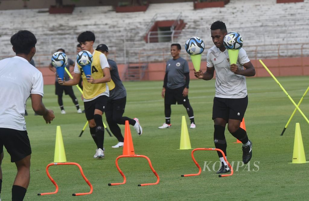 Pemain Indonesia U-17 melakukan permainan adu cepat membawa bola dengan <i>cone</i> saat berlatih di Stadion Gelora 10 November, Surabaya, Jawa Timur, Rabu (15/11/2023). 