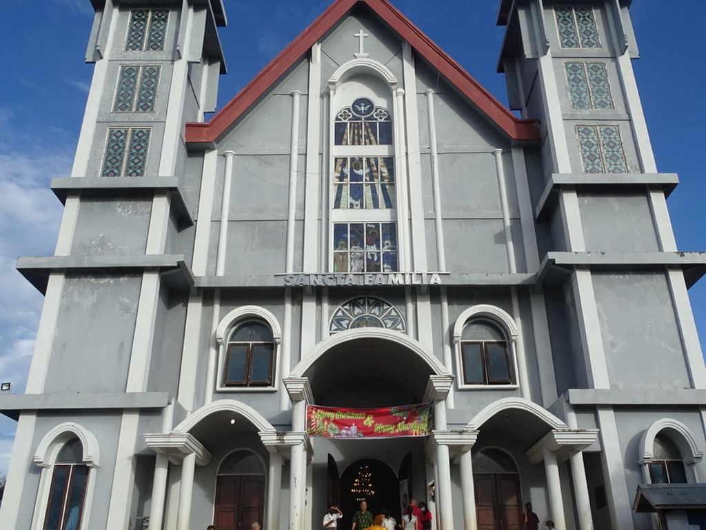 Gereja Katolik Santa Familia Sikumana Kupang, Nusa Tenggara Timur, Kamis (24/12/2020). Di Kota Kupang terdapat sekitar 400 gedung gereja baik gereja katolik maupun denominasi gereja-gereja (Kristen).
