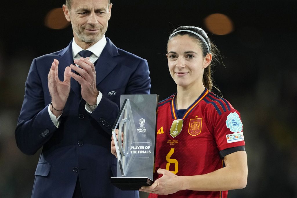 Presiden UEFA Aleksander Ceferin bertepuk tangan untuk pemain timnas putri Spanyol, Aitana Bonmati, yang mendapat penghargaan pemain terbaik seusai final UEFA Women's Nations League di Stadion La Caturja, Sevilla, Spanyol, Kamis (29/2/2024) dini hari WIB. 