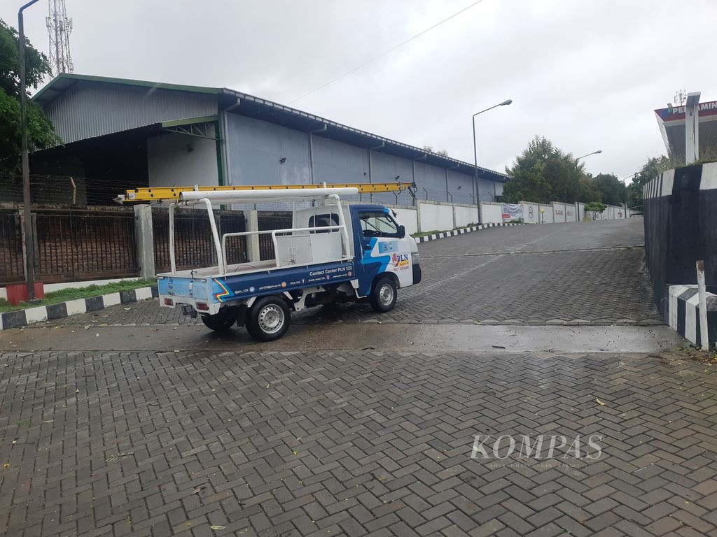 Mobil taktis PLN memasuki wilayah Kabupaten Kupang, Nusa Tenggara Timur, pada Selasa (12/3/2024). 