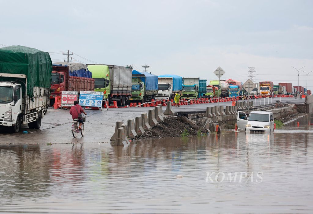 Berbagai jenis kendaraan yang terjebak kemacetan sejak Rabu malam setelah banjir terjadi di jalur pantura, Kaligawe, Kota Semarang, Jawa Tengah, Kamis (14/3/2024). 