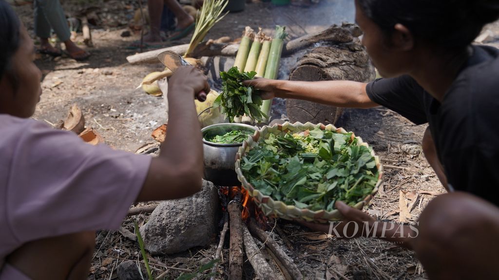 Peserta memasak bersama dalam pelatihan kewirausahaan pengembangan pangan lokal di Sekolah Agro Sorgum, Desa Pajinian, Kecamatan Adonara Barat, Kabupaten Flores Timur, Nusa Tenggara Timur, Selasa (8/8/2023). 