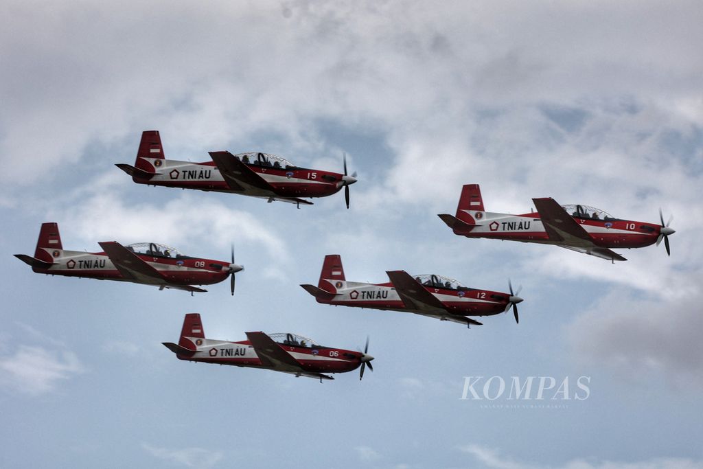 Tim Aerobatik Jupiter TNI Angkatan Udara beraksi dalam ajang Jogja Air Show di atas kawasan Pangkalan Udara TNI AU Adisutjipto, Sleman, DI Yogyakarta, Jumat (23/9/2022). 