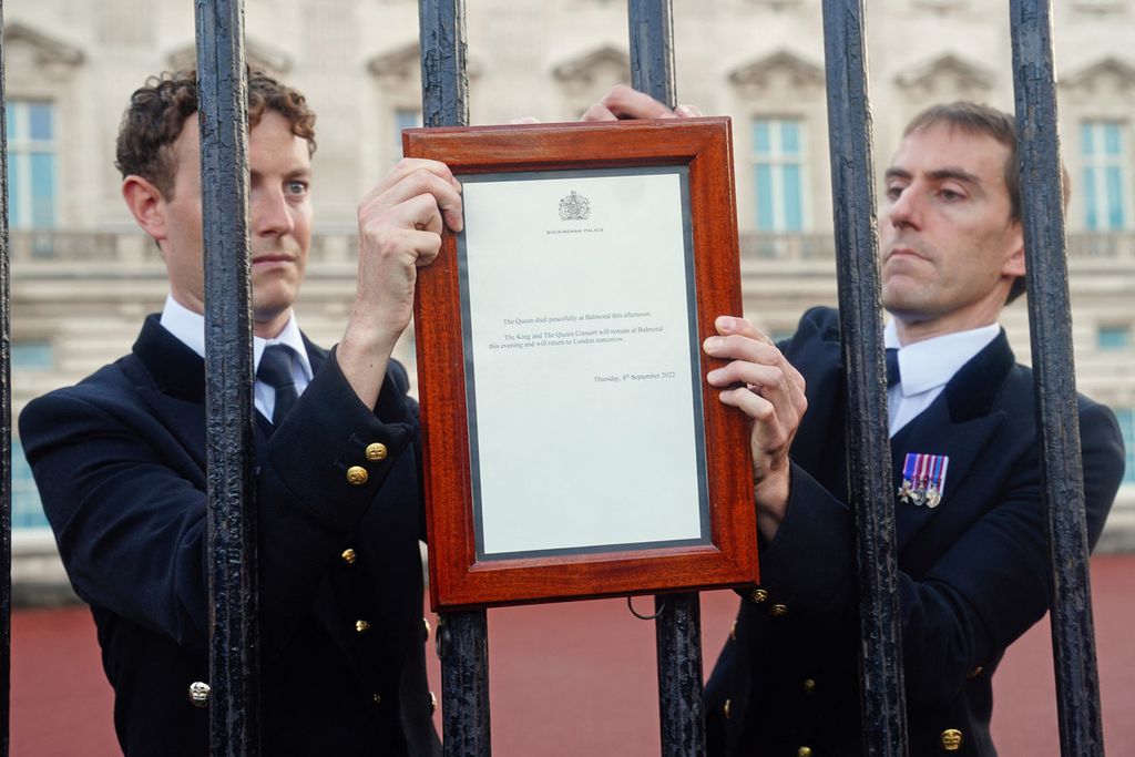 Pegawai Rumah Tangga Kerajaan Inggris memasang pengumuman di gerbang Istana Buckingham bahwa Ratu Elizabeth II telah meninggal pada 8 September 2022. Ratu meninggal di Puri Balmoral, Skotlandia dalam usia 96 tahun.