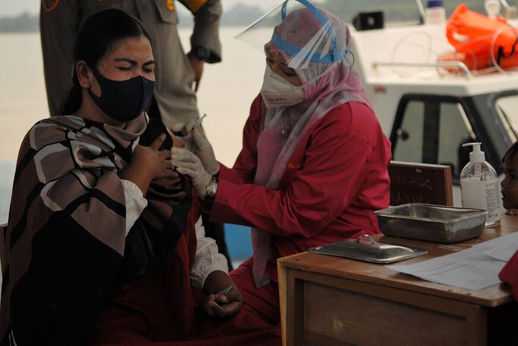 Kepala Puskesmas Kemingking Dalam dr Serli Ari Yuanita menyuntikkan vaksin Covid-19 pada warga di Desa Manis Mato, Kecamatan Taman Rajo, Kabupaten Muaro Jambi, Rabu (18/8/2021). 