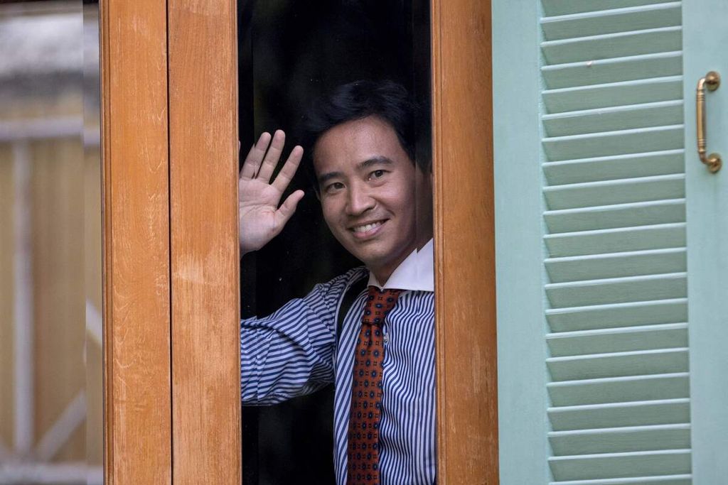 Pemimpin Partai Bergerak Maju dan calon PM Thailand, Pita Limjaroenrat, melambaikan tangan dari balik jendela sebuah restoran di Bangkok, 17 Mei 2023. Upaya Pita untuk duduk di kursi perdana menteri tidak mudah dengan kemunculan beberapa gugatan.