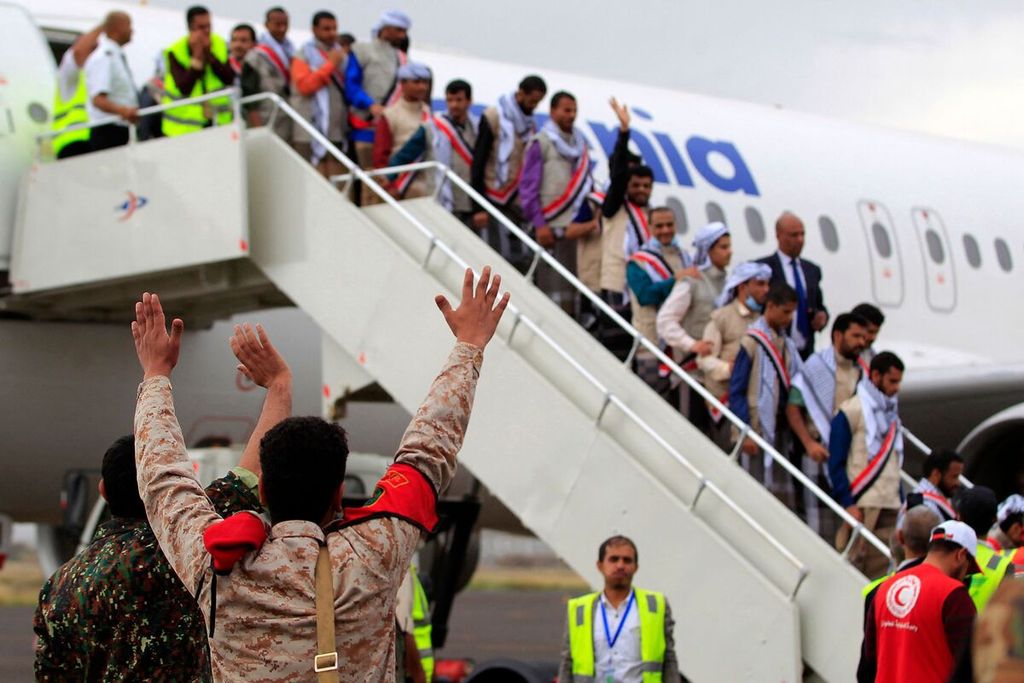  Tahanan perang dari kelompok Huthi tiba di Bandara Sana'a, Yaman, 14 April 2023. Pertukaran tahanan perang hampir 900 orang menjadi hasil awal dari perundingan antara Saudi Arabia dan kelompok Houthi yang didukung Iran. 
