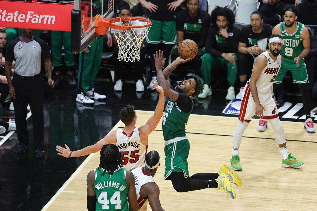 Pebasket Boston Celtics, Marcus Smart, mencoba memasukkan bola dalam pertandingan keenam final Wilayah Timur <i>playoff</i> NBA antara Boston Celtics dan Miami Heat di Miami, Minggu (28/5/2023) WIB. Celtics mengalahkan Heat 104-103 sehingga juara final Wilayah Timur akan ditentukan pada laga ketujuh, Selasa (30/5/2023) WIB. 