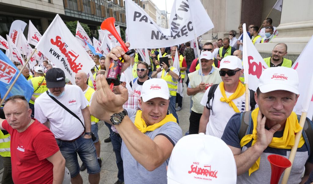 Pekerja industri pertambangan batubara Polandia berunjuk rasa di Warsawa, 9 Juni 2021. Mereka menganggap keputusan Uni Eropa agar Eropa niremisi per 2030 tidak adil.