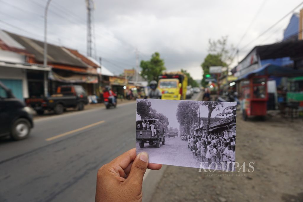 Sebuah foto lawas bersanding dengan suasana di sekitar Pasar Banyumas, Jawa Tengah, Sabtu (17/10/2020). Wisatawan menyusuri Kota Lama dalam wisata sejarah bertajuk ”Banjoemas Heritage Walk”.