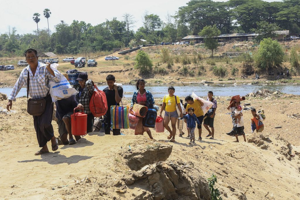 Myanmar residents crossed the Moei River to flee from Myawaddy city in Myanmar to Mae Sot city in Thailand on Saturday (20/4/2024).