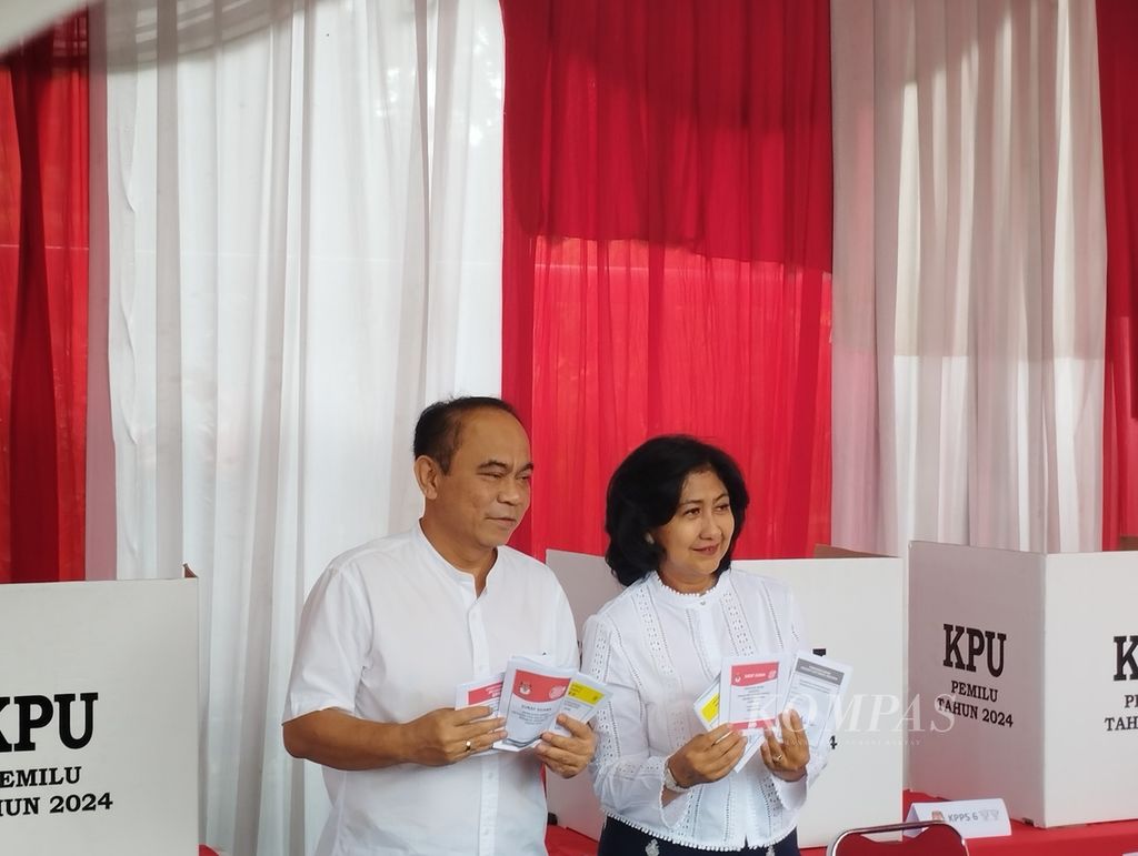 Menteri Komunikasi dan Informatika (Menkominfo) Budi Arie Setiadi dan istri mencoblos di Tempat Pemungutan Suara (TPS) 001 Kelurahan Senayan, Kecamatan Kebayoran Baru, Jakarta Selatan. Rabu (14/2/2024).