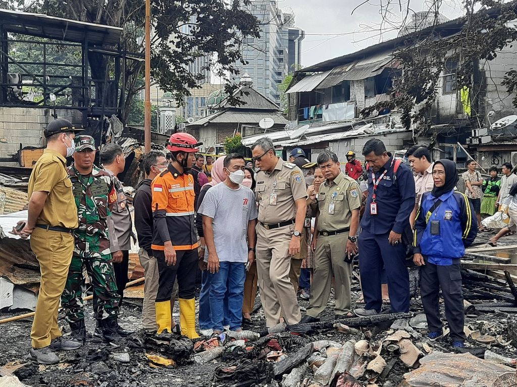 Wali Kota Jakarta Pusat Dhany Sukma sedang berbincang dengan warga seusai kebakaran yang menghanguskan rumah penduduk di Petojo Selatan, Jakarta Pusat, Senin (27/2/2023).