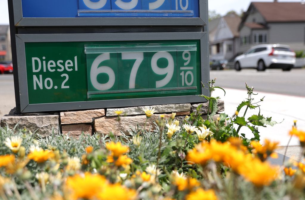 Harga bahan bakar solar 6,5 dollar Amerika Serikat per galon terpampang di statsiun pengisian bahan bakar Chevron di San Rafael, California, Amerika Serikat, 2 Mei 2022. Harga minyak mentah diprediksi mencapai 185 dollar AS per barel akhir 2022. 