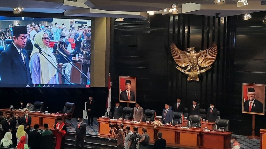 Rani Mauliani dari Fraksi Partai Gerindra (kanan) dan Khoirudin (kiri) dilantik sebagai Wakil Ketua DPRD DKI Jakarta sisa jabata 2019 - 2024. Pelantikan dilakukan dalam Rapat Paripurna DPRD DKI Jakarta, Kamis (2/6/2022).