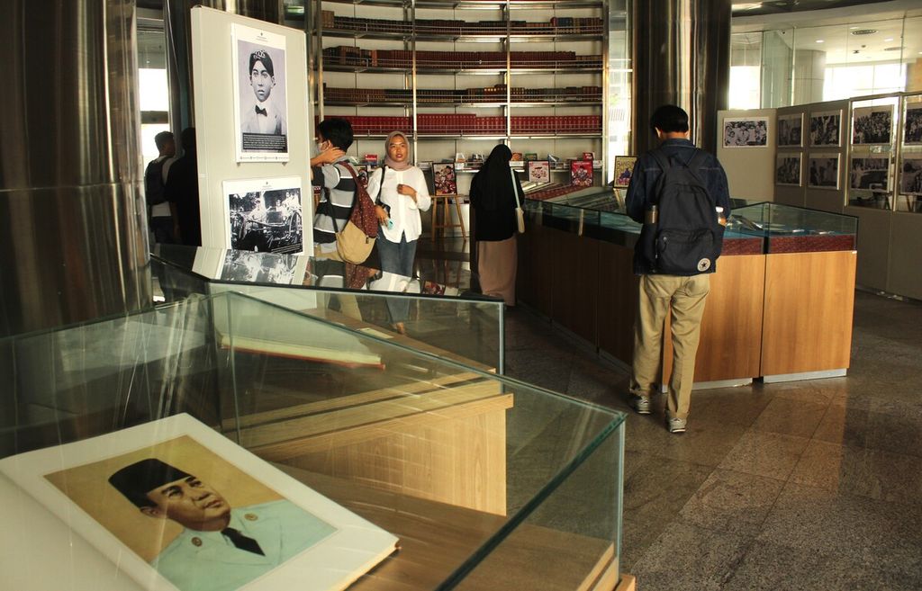 Suasana pameran "Internalisasi Pemikiran Bung Karno Melalui Ragam Koleksi Perpustakaan Nasional RI" di lobi Gedung Perpusnas, Senin (5/6/2023). 