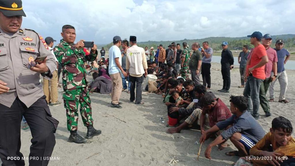  Sebanyak 69 pengungsi Rohingya terdampar ke pantai di Desa Lampanah, Kecamatan Seulimeum, Aceh Besar, Aceh, Kamis (16/2/2023). Mereka telah ditempatkan ke UPTD Dinas Sosial Ladong dan disatukan dengan pengungsi yang masuk pada Desember dan Januari.