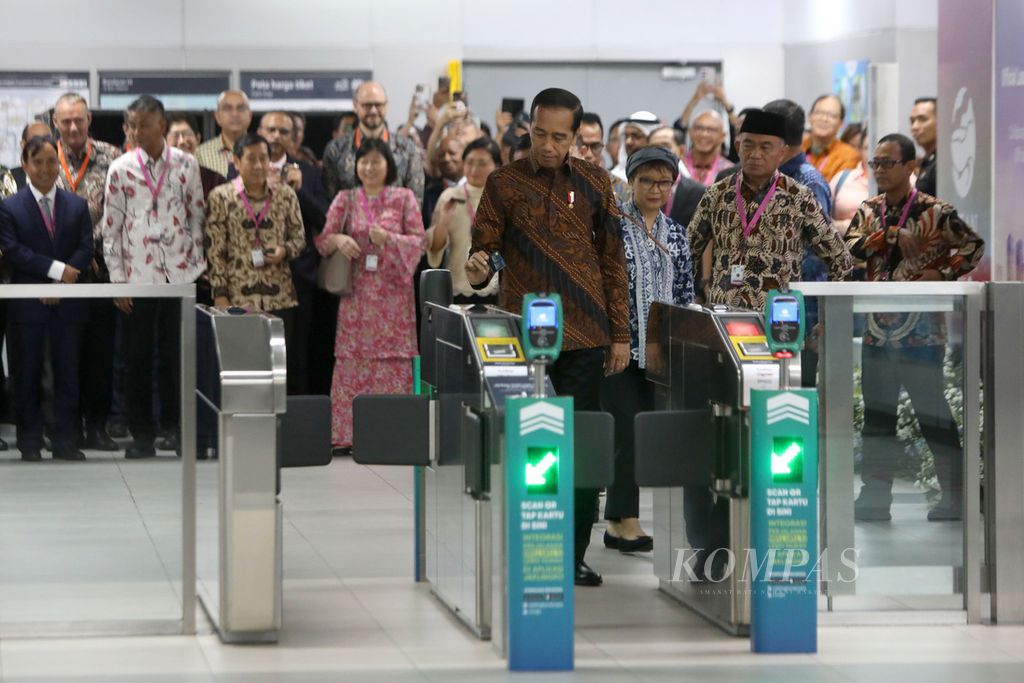 Presiden menggunakan moda raya terpadu (MRT) Joko Widodo di Stasiun MRT Bundaran Hotel Indonesia menuju Stasiun MRT ASEAN untuk menghadiri HUT Ke-56 ASEAN di Gedung Sekretariat ASEAN, Jakarta, Selasa (8/8/2023). 