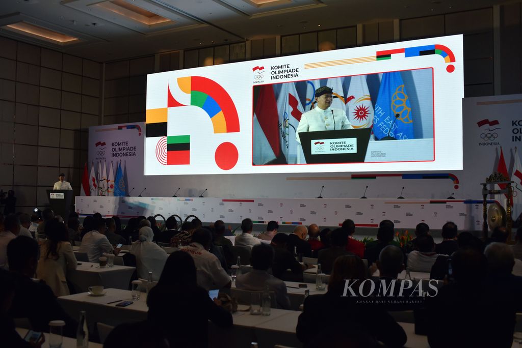 Ketua Komite Olimpiade Indonesia (KOI) Raja Sapta Oktohari memberi kata sambutan dalam pembukaan Rapat Anggota KOI 2023 di Hotel Fairmont, Jakarta, Senin (6/3/2023). Rapat itu dimulai dengan penobatan Presiden Joko Widodo sebagai Bapak Olahraga Indonesia. 