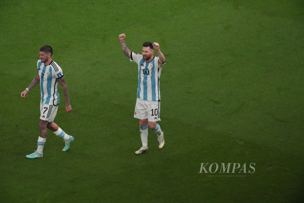 Pemain Argentina Lionel Messi (kanan) merayakan gol yang dicetak ke gawang Kroasia di babak semifinal Piala Dunia 2022 di Stadion Lusail, Qatar, Rabu (14/12/2022) dini hari WIB. Argentina melaju ke final Piala Dunia 2022 setelah mengalahkan Kroasia 3-0. 