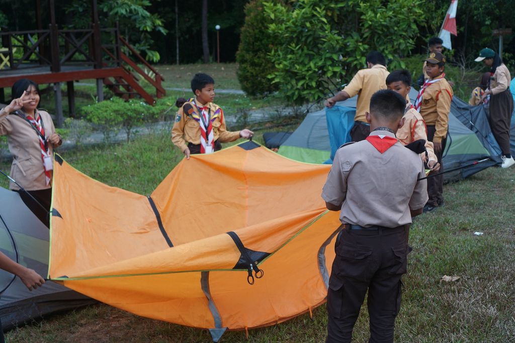 Para siswa mendirikan tenda dalam Kemah Nusantara di wisata alam Bukit Bangkirai, Kutai Kartanegara, Kalimantan Timur, Jumat (18/8/2023). 