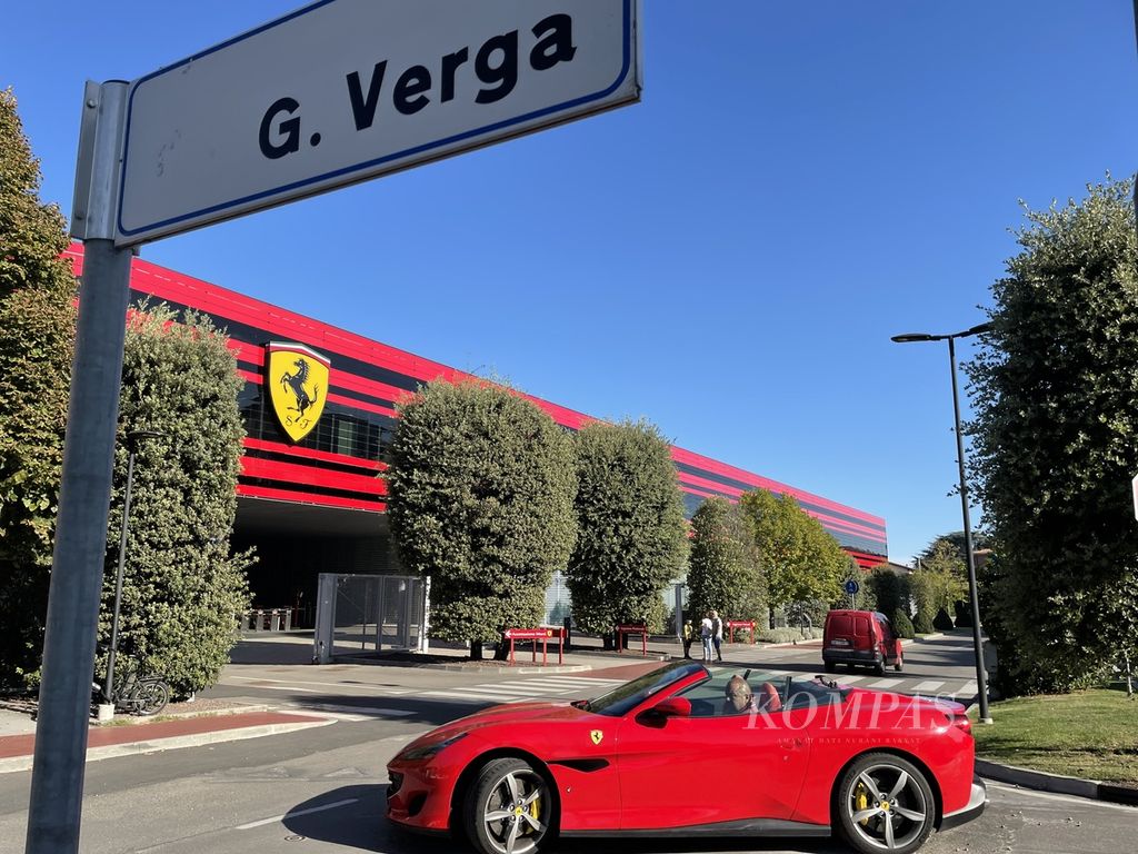 Suasana Jumat (9/9/2022) yang lengang di sudut Kota Maranello, tepatnya di depan kantor Scuderia Ferrari, tim balap merek kuda jingkrak ini.