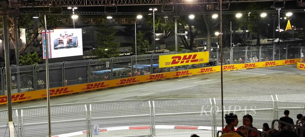 Penonton menyaksikan babak kualifikasi balap Formula Satu dari salah satu tribune di Marina Bay Sands, Singapura, Sabtu (16/9/2023).